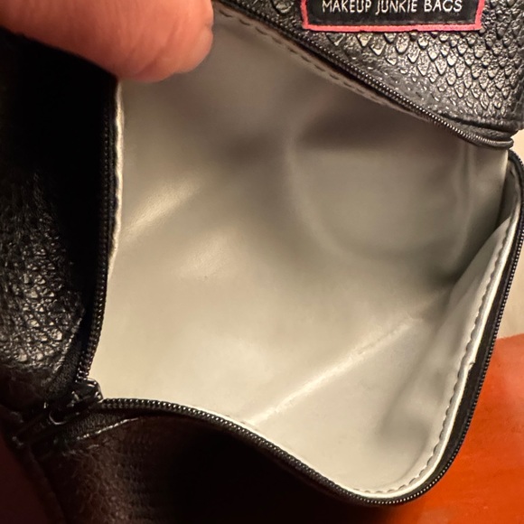 🖤🖤💋💄Black Makeup Junkie Bag - Picture 3 of 4